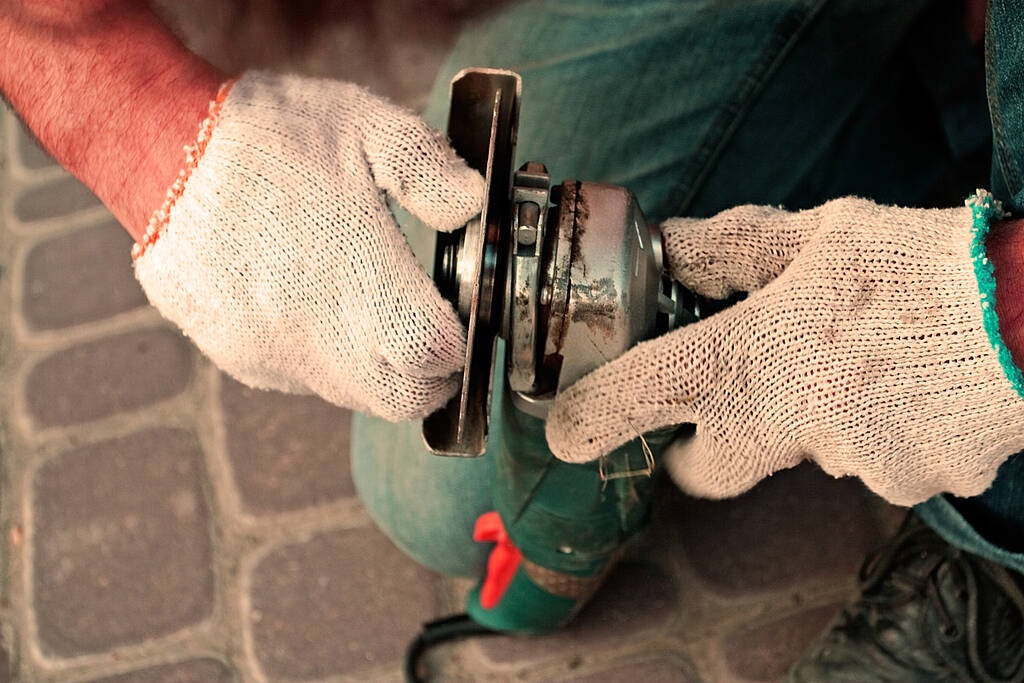 change a angle grinder disk